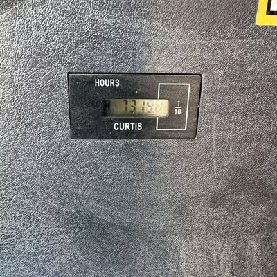 Sarı Hyundai 305 Kullanılmış Ekskavator Kazıcısı 198kw 1900rpm İkinci El İnşaat Makinesi